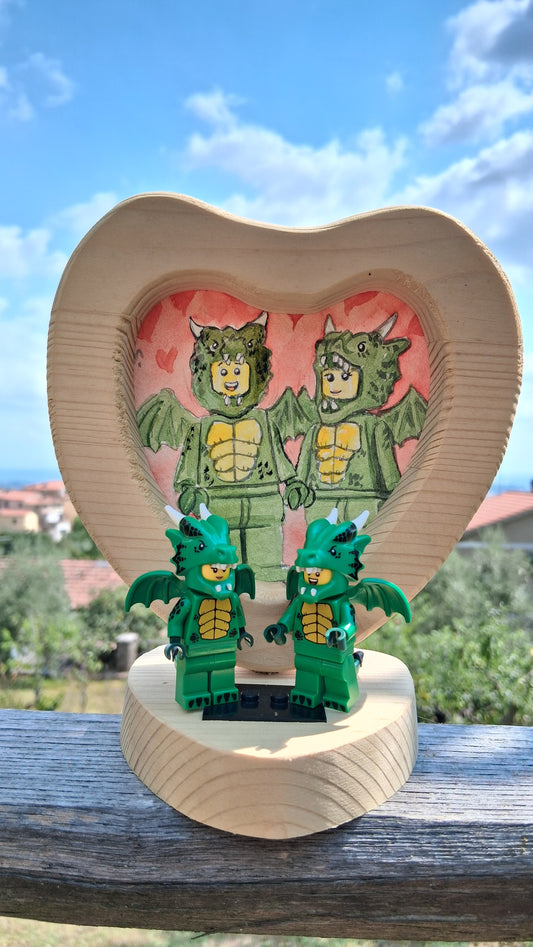 Cornice Artigianale in Legno con Pittura ad Acquerello e Coppia di Personaggi LEGO Originali